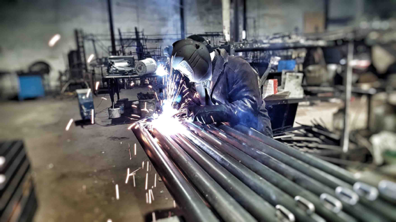 Какие материалы используют при изготовлении уличного спортивного оборудования в Севастополе?